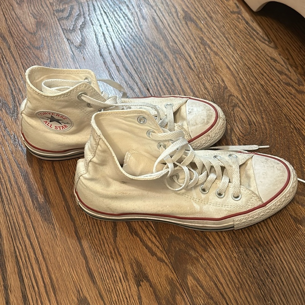 White converse size Men’s 7 Women's 9